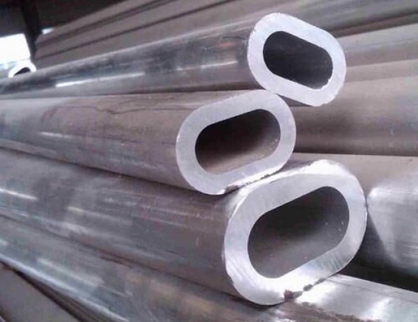 Труба алюминиевая овальная гладкая АД31 53,9х13,9 мм фото